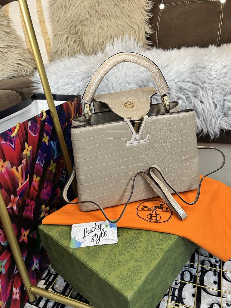 Бежевая LV средняя Capucines 28 см 66262372