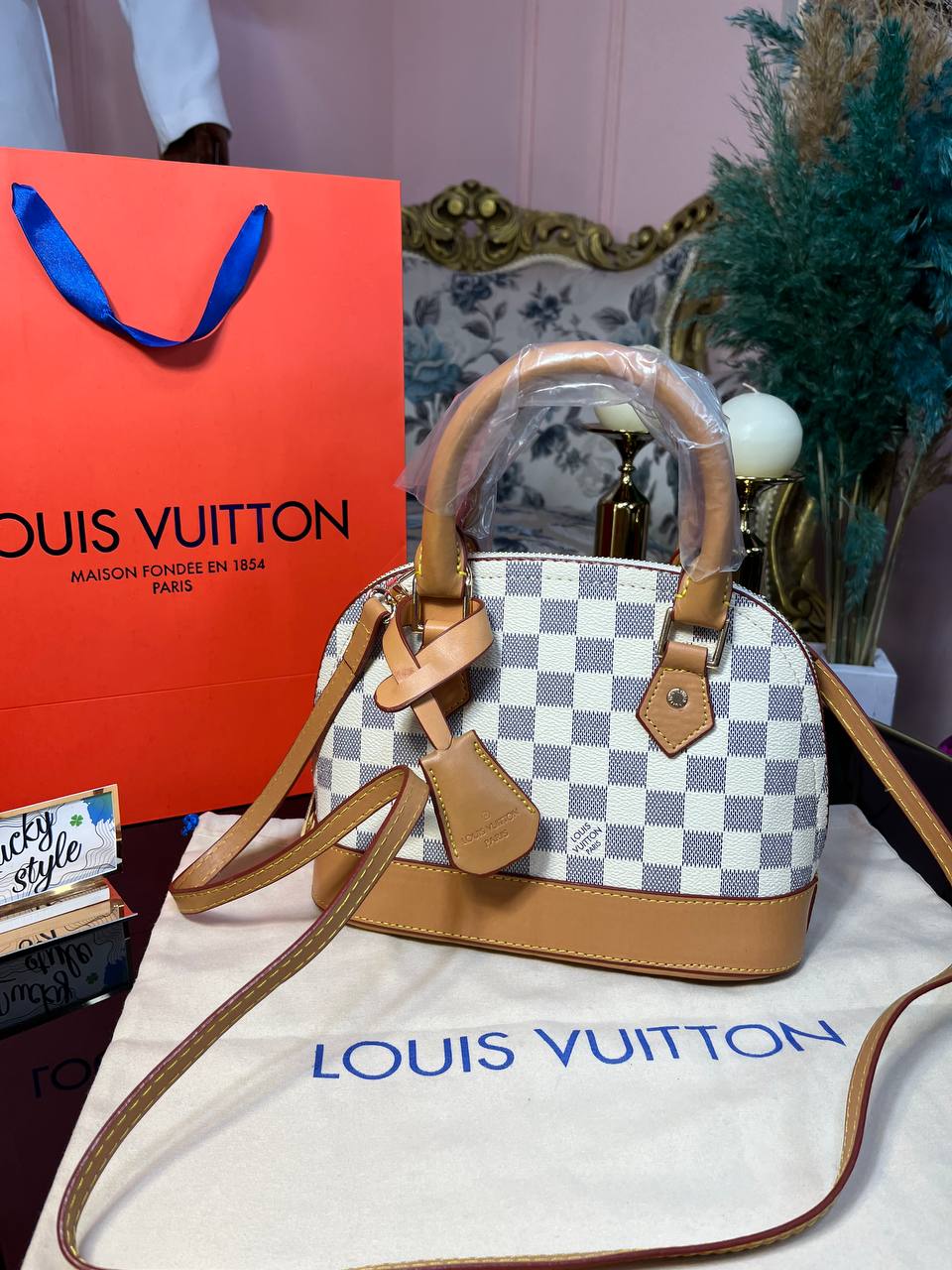 Louis Vuitton Alma белая шашка  24 см 416444