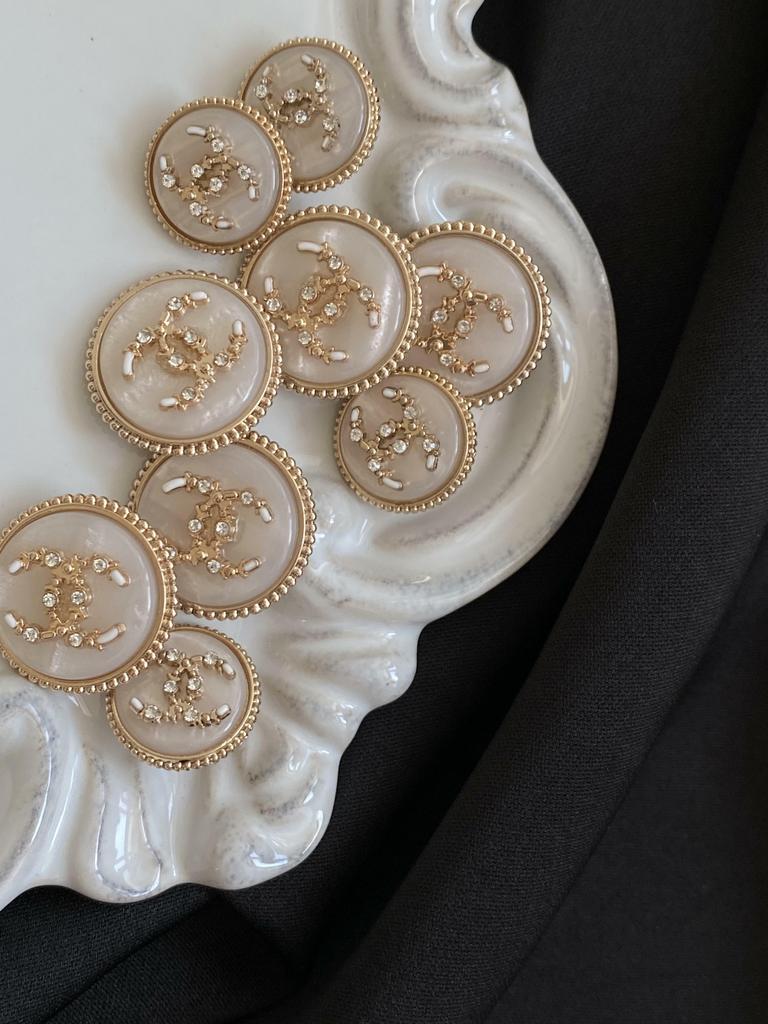 Пуговица 18/23 мм, сплав/пластик/кристалл, фон золото, арт. 211