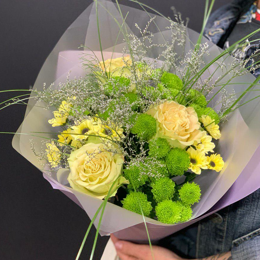 Mix bouquet roses and mums
