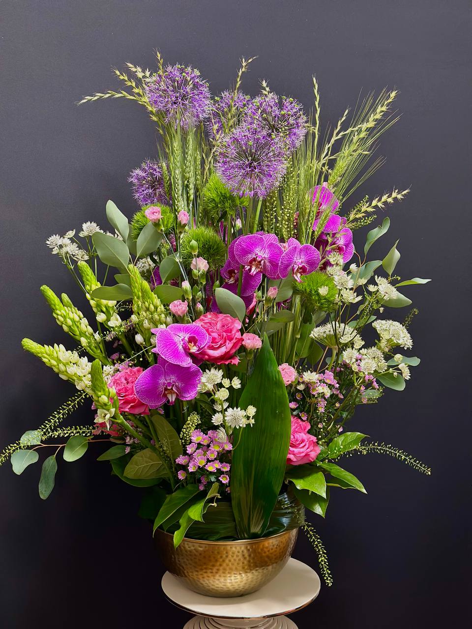 Arrangement mix green and flowers