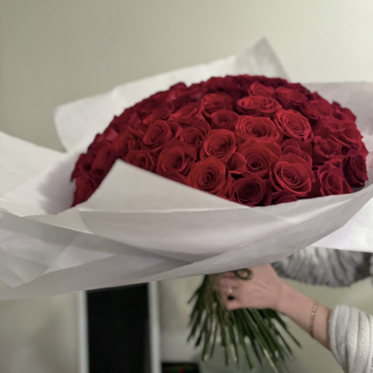 Mono big bouquet red roses