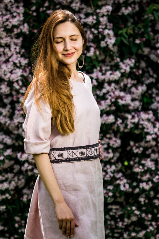 ROBE EN LIN, CEINTURE BRODéE MAIN