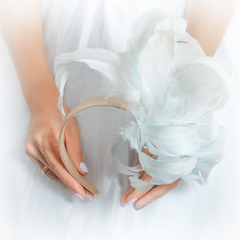 Аксессуар из перьев для скачек и невесты Мэнди