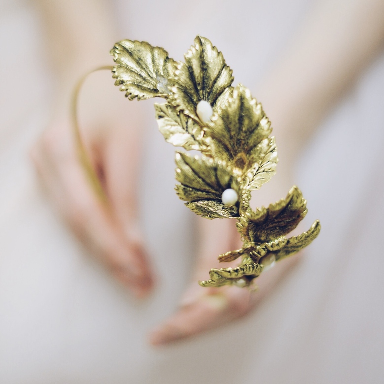 Аксессуар из коллекции "Богиня золотой листвы" Goldie