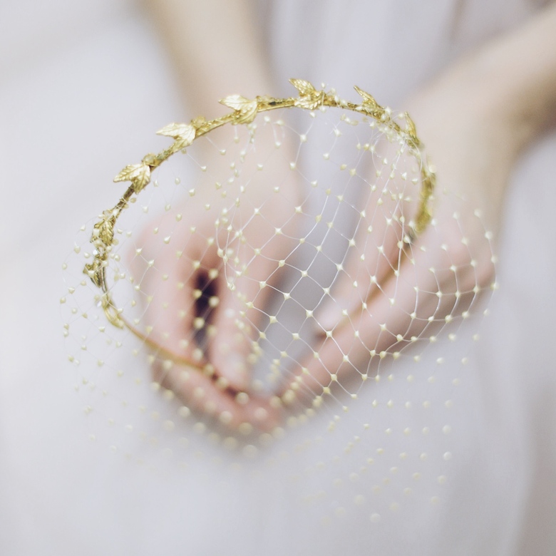 Аксессуар из коллекции "Богиня золотой листвы" Birne с рукодельной вуалью