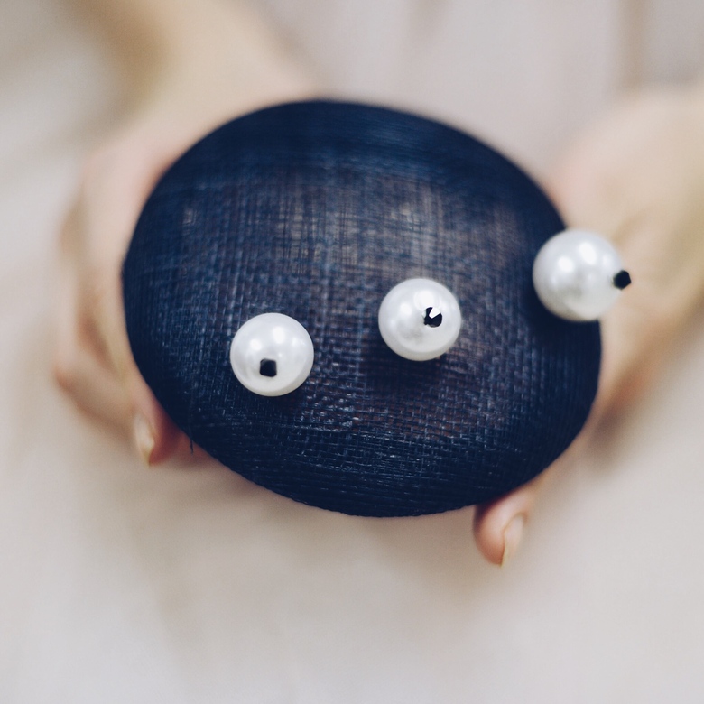 Шляпка синяя с жемчугом Perla