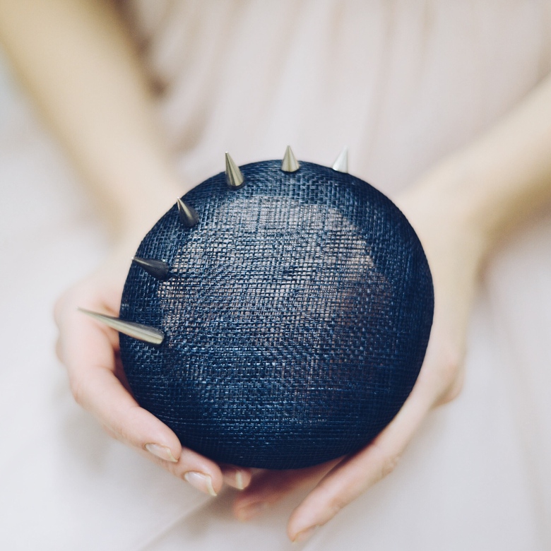 Шляпка синяя с шипами Valentina