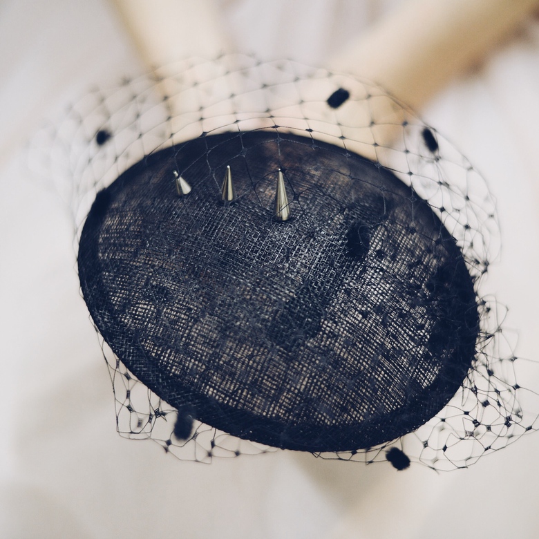 Шляпка черная с вуалью и шипами Spike