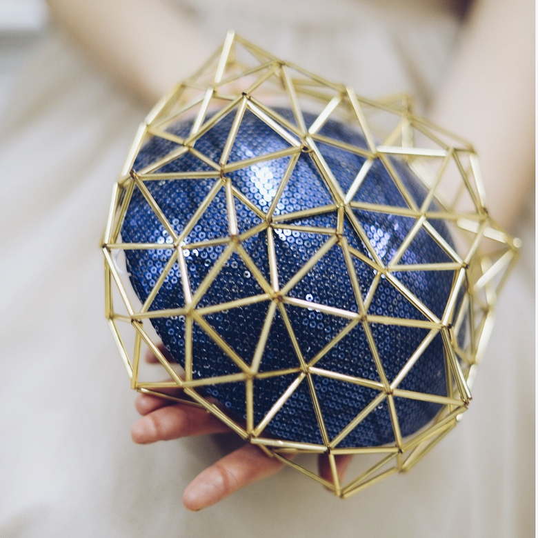 Шляпка объемная в геометрическом стиле Stella