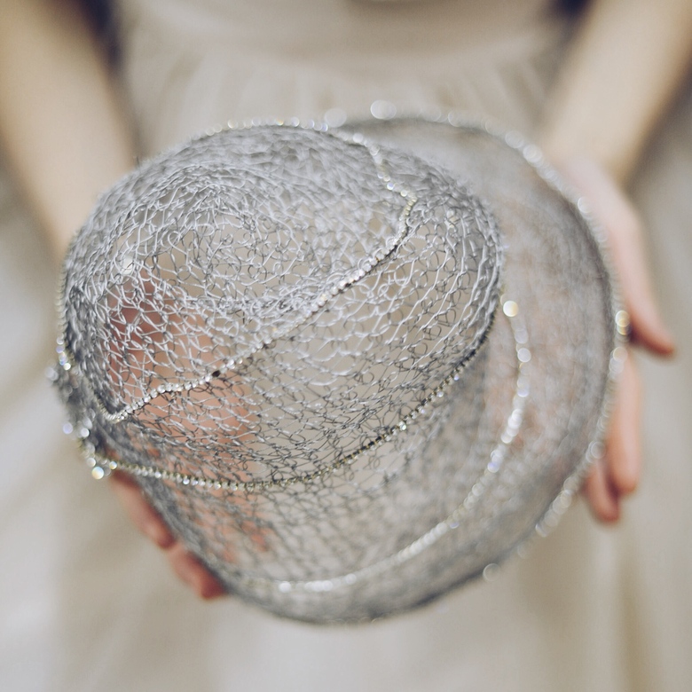 Шляпка клош из тигровой проволоки Cloche