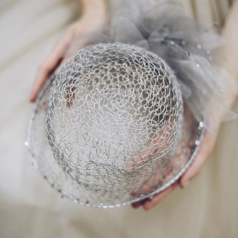 Шляпка клош из тигровой проволоки Cloche