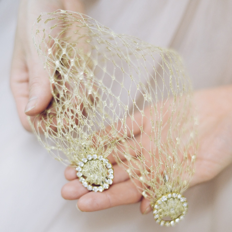 Вуалетка в золотом варианте Mia