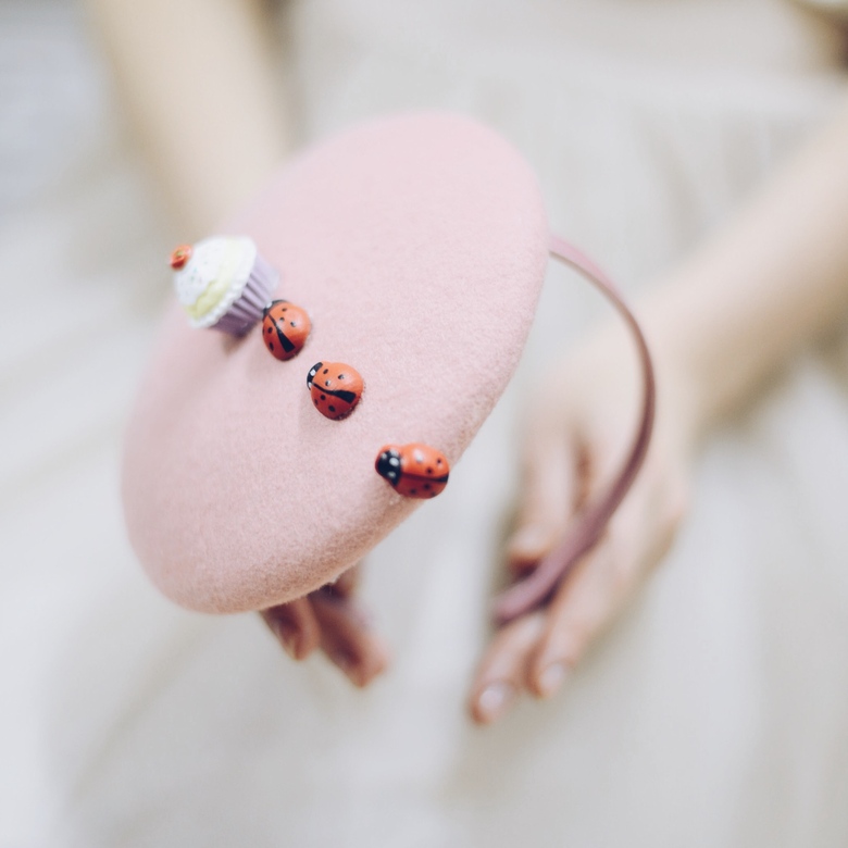 Необычная шляпка с пирожными Cake