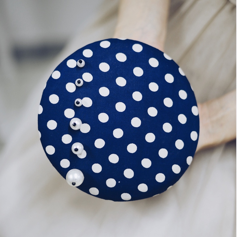 Необычная шляпка в синий горошек с жемчуженками Beatrice