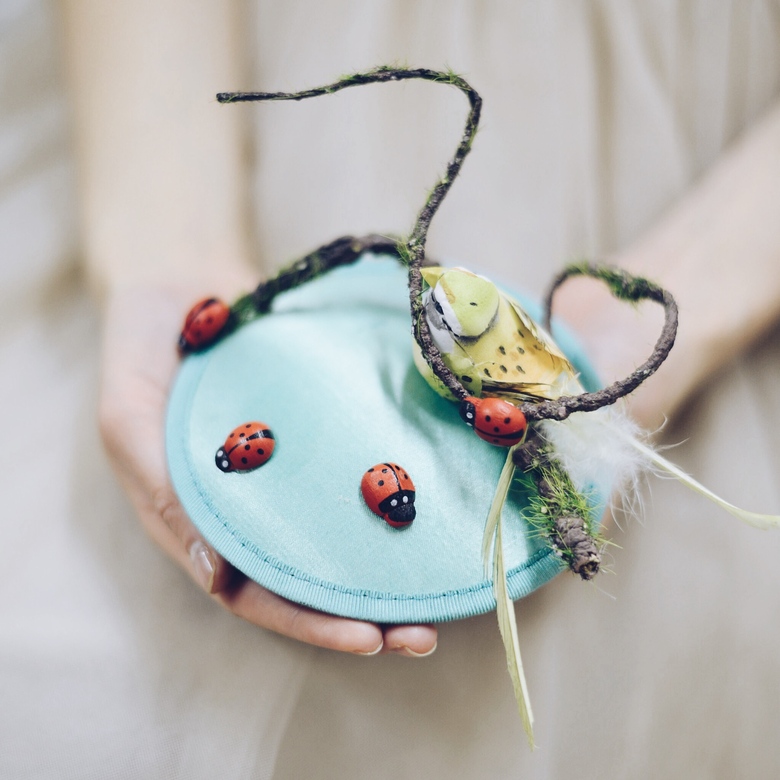 Необычная шляпка с маленькой птицей Anna