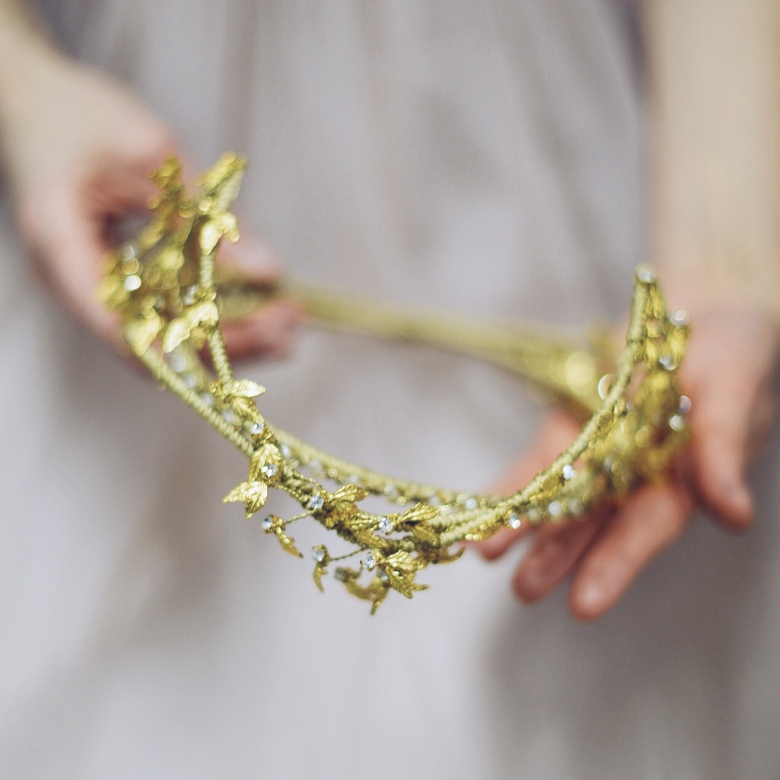 Аксессуар из коллекции "Богиня золотой листвы” Anneta