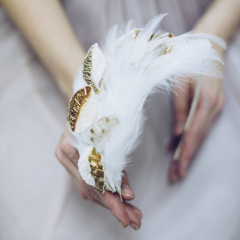 Ободок с вышитыми листиками золотом и перьями Mary