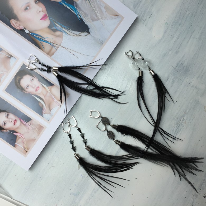 Серьги с натуральными перьями укороченные